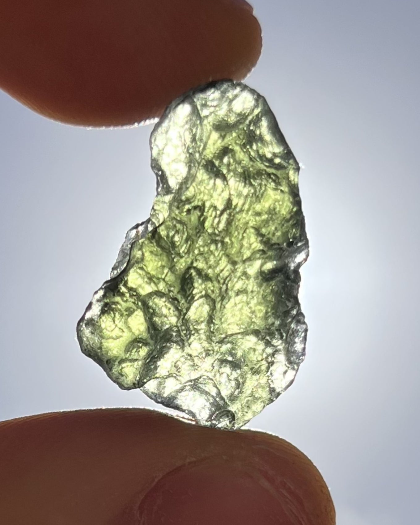 Moldavita en bruto 2,94 g en luz natural para mostrar color real, tono verde auténtico