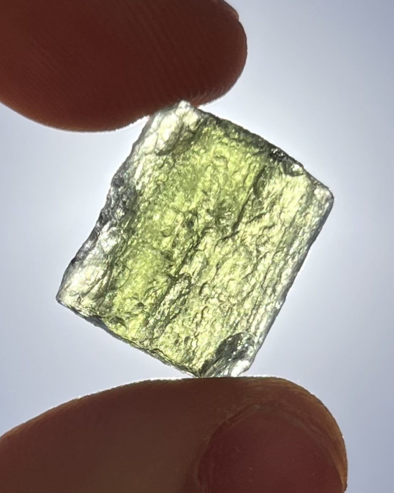 Moldavita en bruto 3,09 g en luz natural para mostrar color real, tono verde auténtico