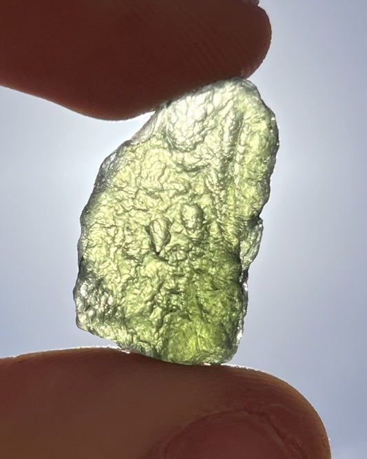 Moldavita en bruto 3,14 g en luz natural para mostrar color real, tono verde auténtico