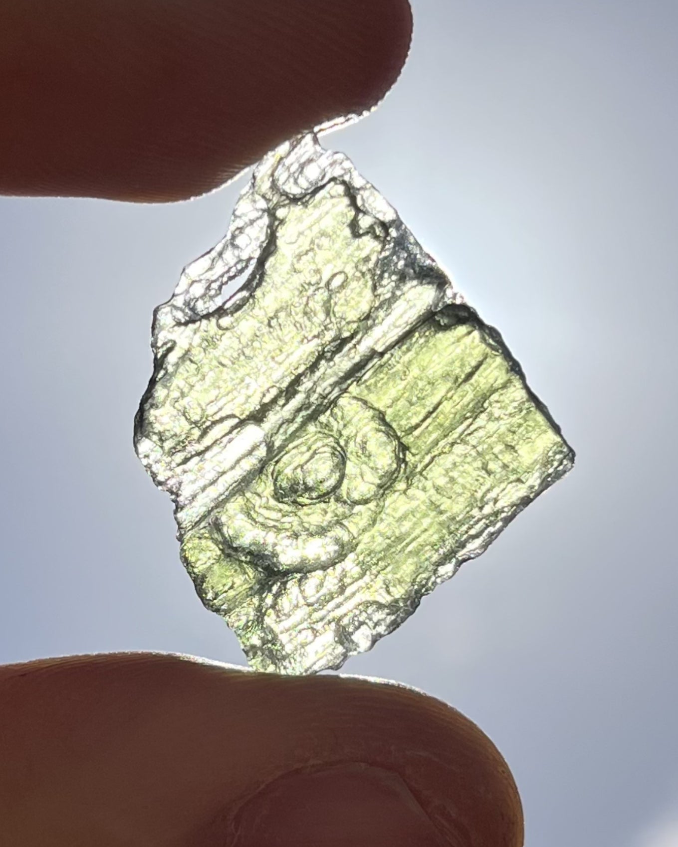 Moldavita en bruto 3,16 g en luz natural para mostrar color real, tono verde auténtico