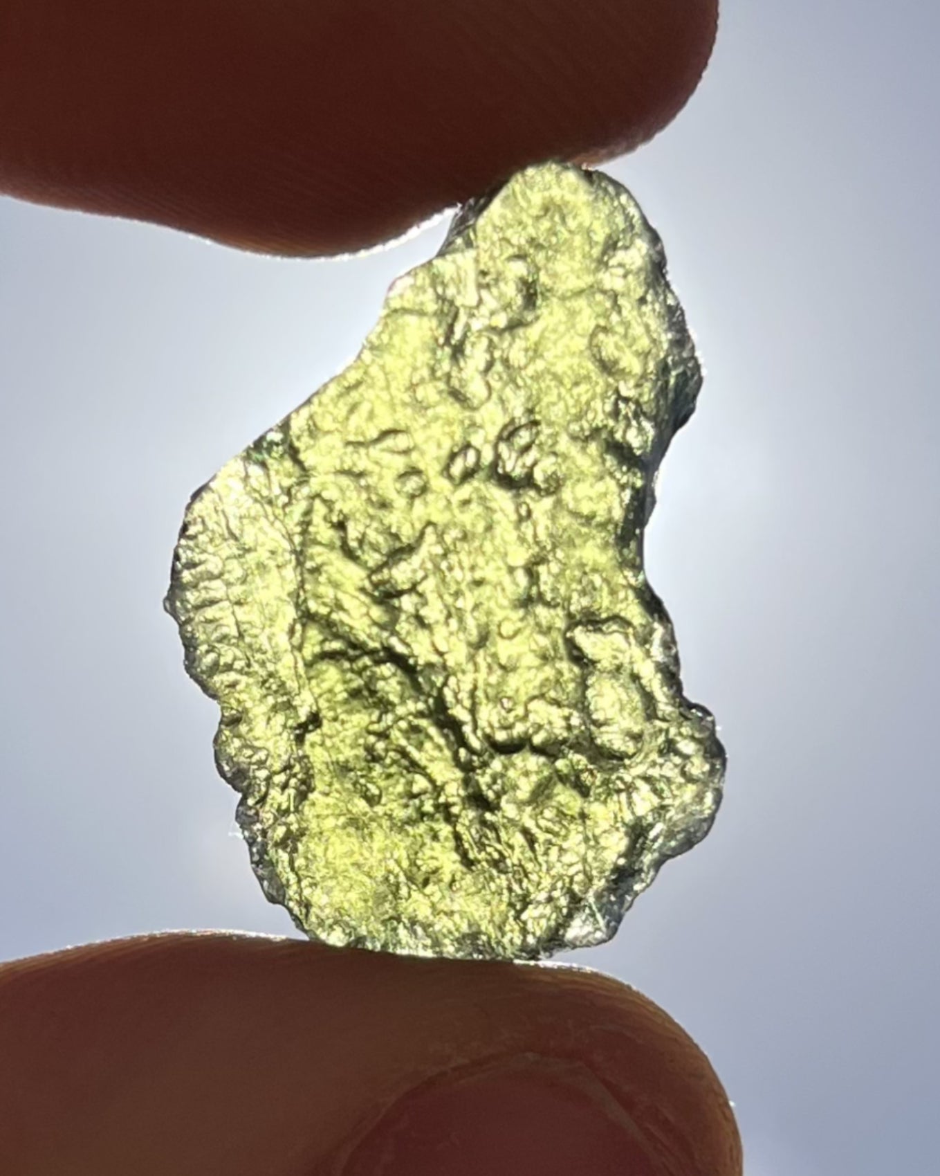 Moldavita en bruto 3,32 g en luz natural para mostrar color real, tono verde auténtico