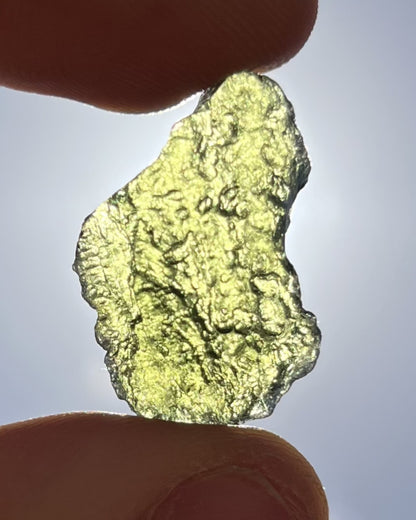 Moldavita en bruto 3,32 g en luz natural para mostrar color real, tono verde auténtico