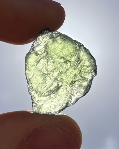 Moldavita en bruto 3,52 g en luz natural para mostrar color real, tono verde auténtico