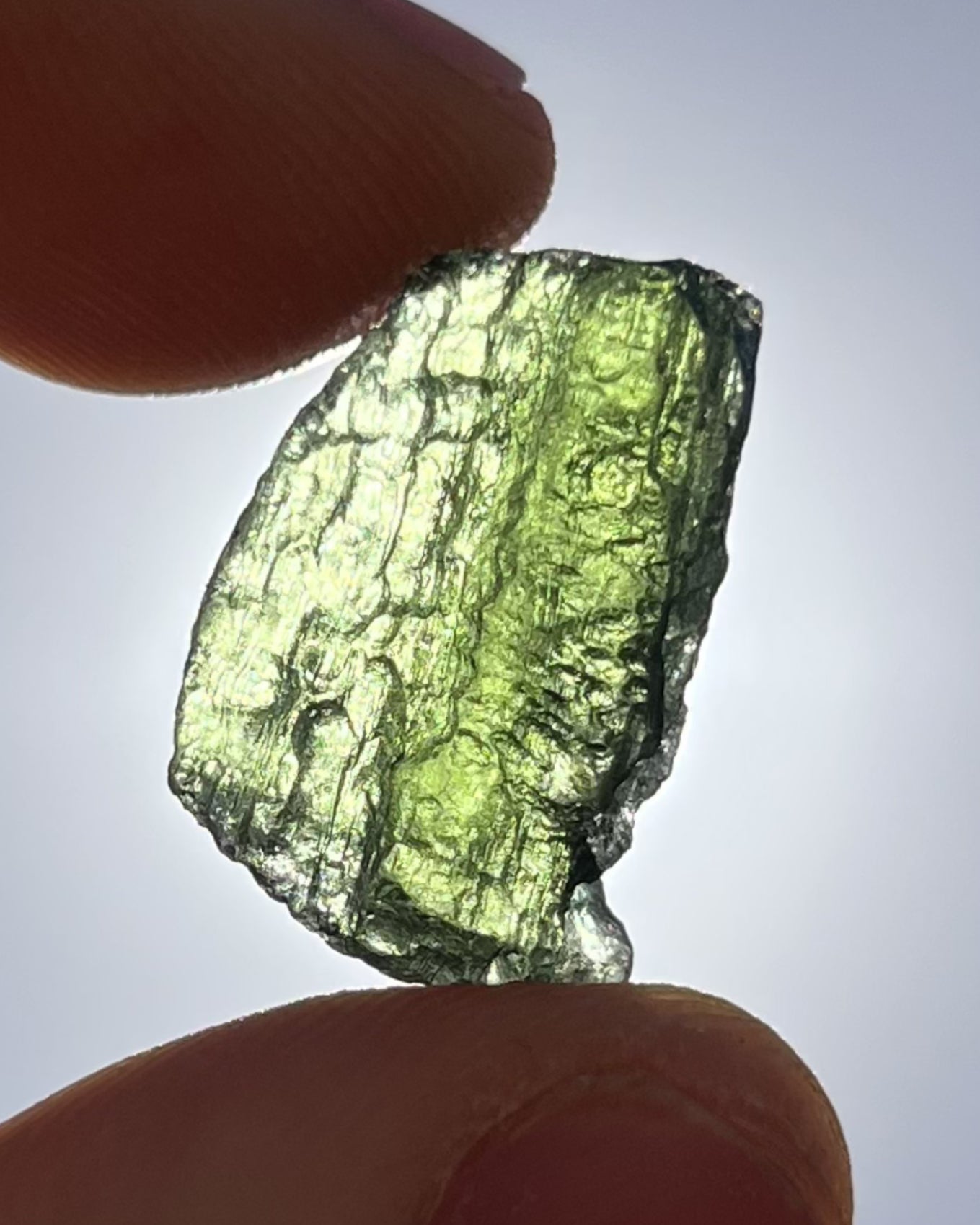 Moldavita en bruto 3,55 g en luz natural para mostrar color real, tono verde auténtico