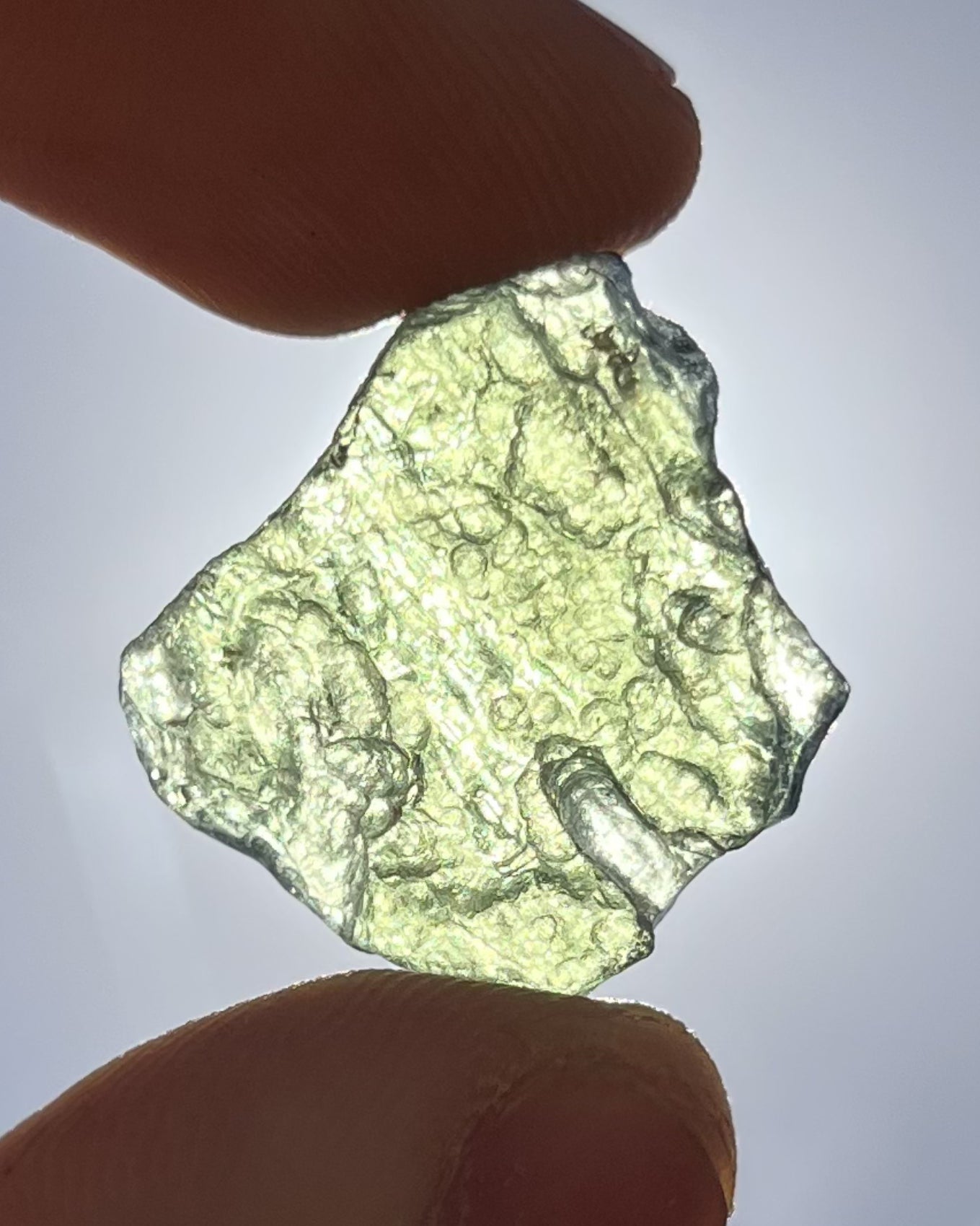 Moldavita en bruto 3,62 g en luz natural para mostrar color real, tono verde auténtico