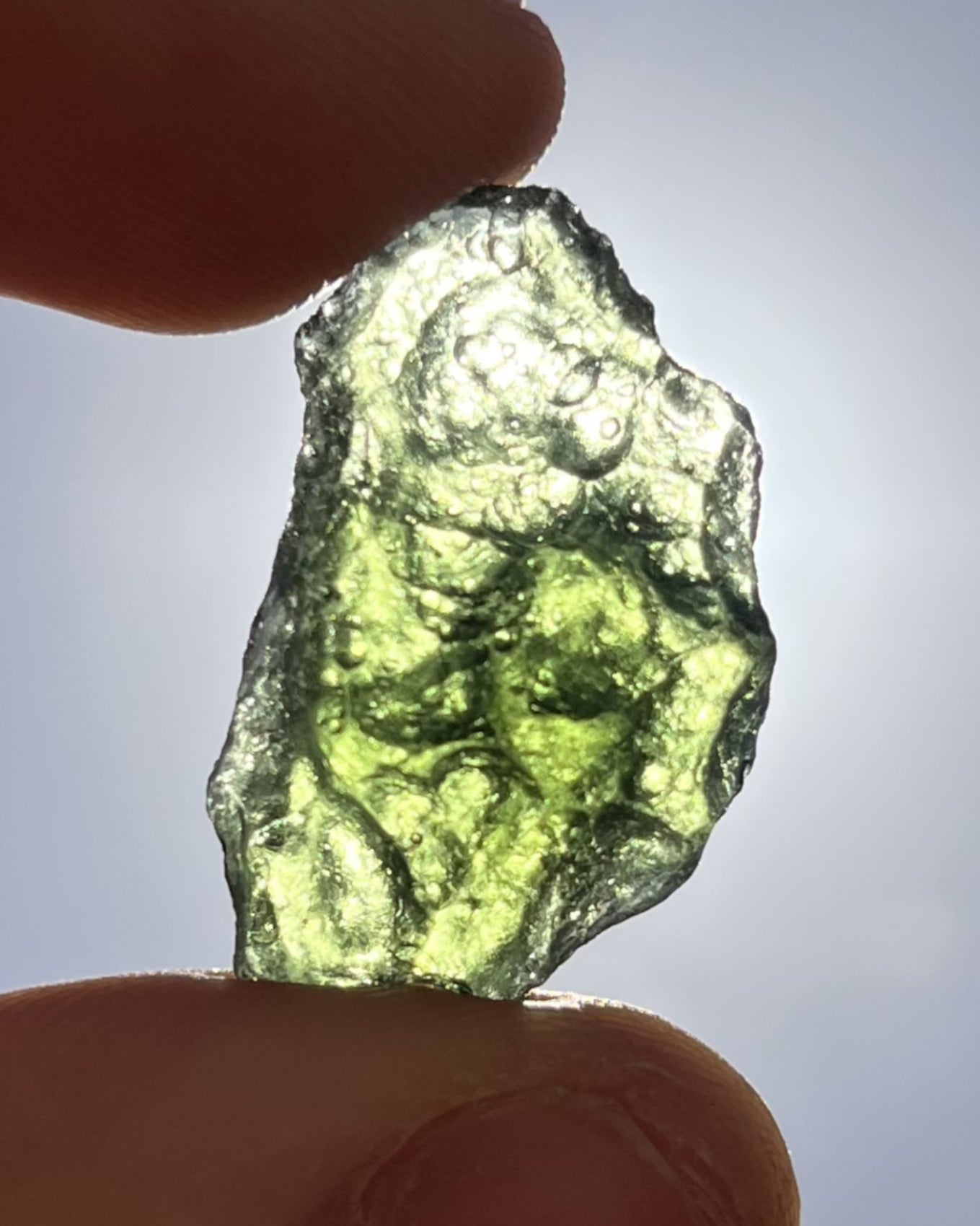 Moldavita en bruto 3,78 g en luz natural para mostrar color real, tono verde auténtico