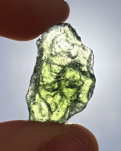 Moldavita en bruto 3,78 g en luz natural para mostrar color real, tono verde auténtico