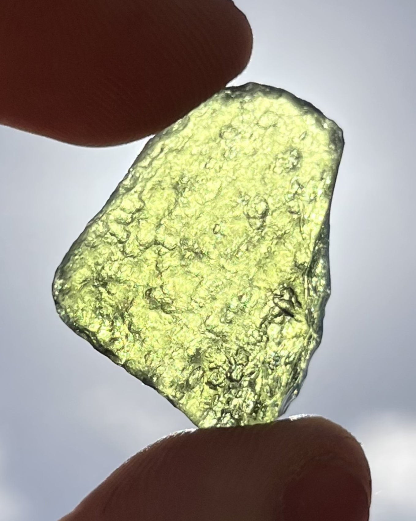 Moldavita en bruto 3,83 g en luz natural para mostrar color real, tono verde auténtico