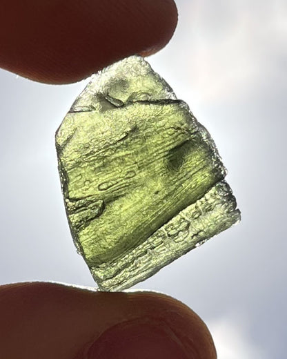 Moldavita en bruto 4,10 g en luz natural para mostrar color real, tono verde auténtico