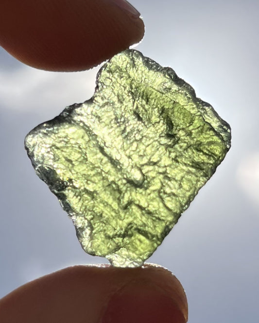 Moldavita en bruto 4,22 g en luz natural para mostrar color real, tono verde auténtico