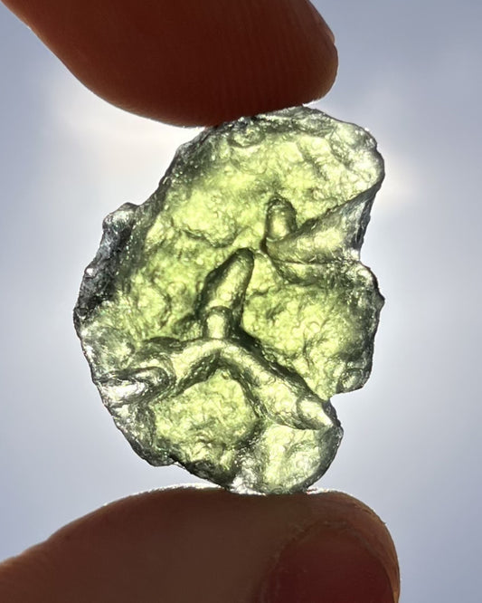 Moldavita en bruto 4,23 g en luz natural para mostrar color real, tono verde auténtico