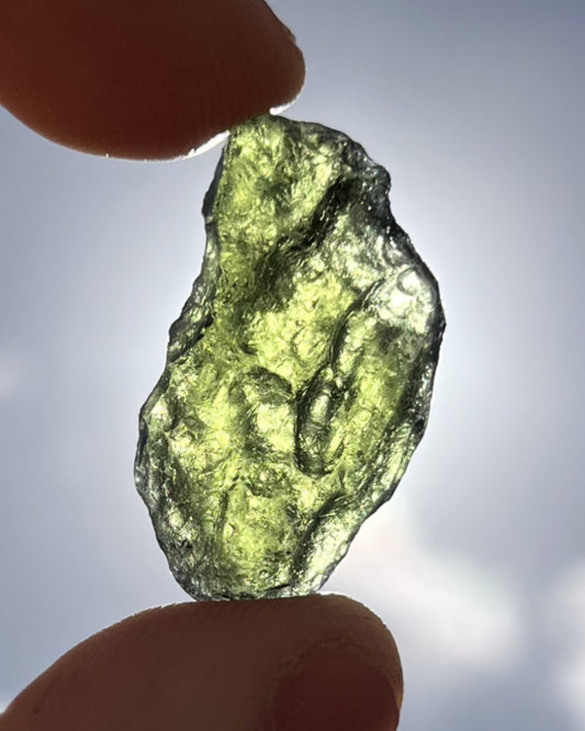 Moldavita en bruto 4,42 g en luz natural para mostrar color real, tono verde auténtico