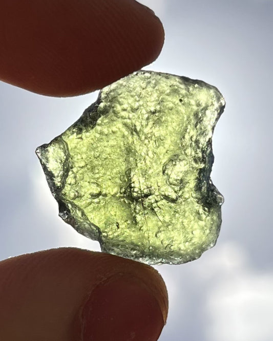 Moldavita en bruto 4,79 g en luz natural para mostrar color real, tono verde auténtico