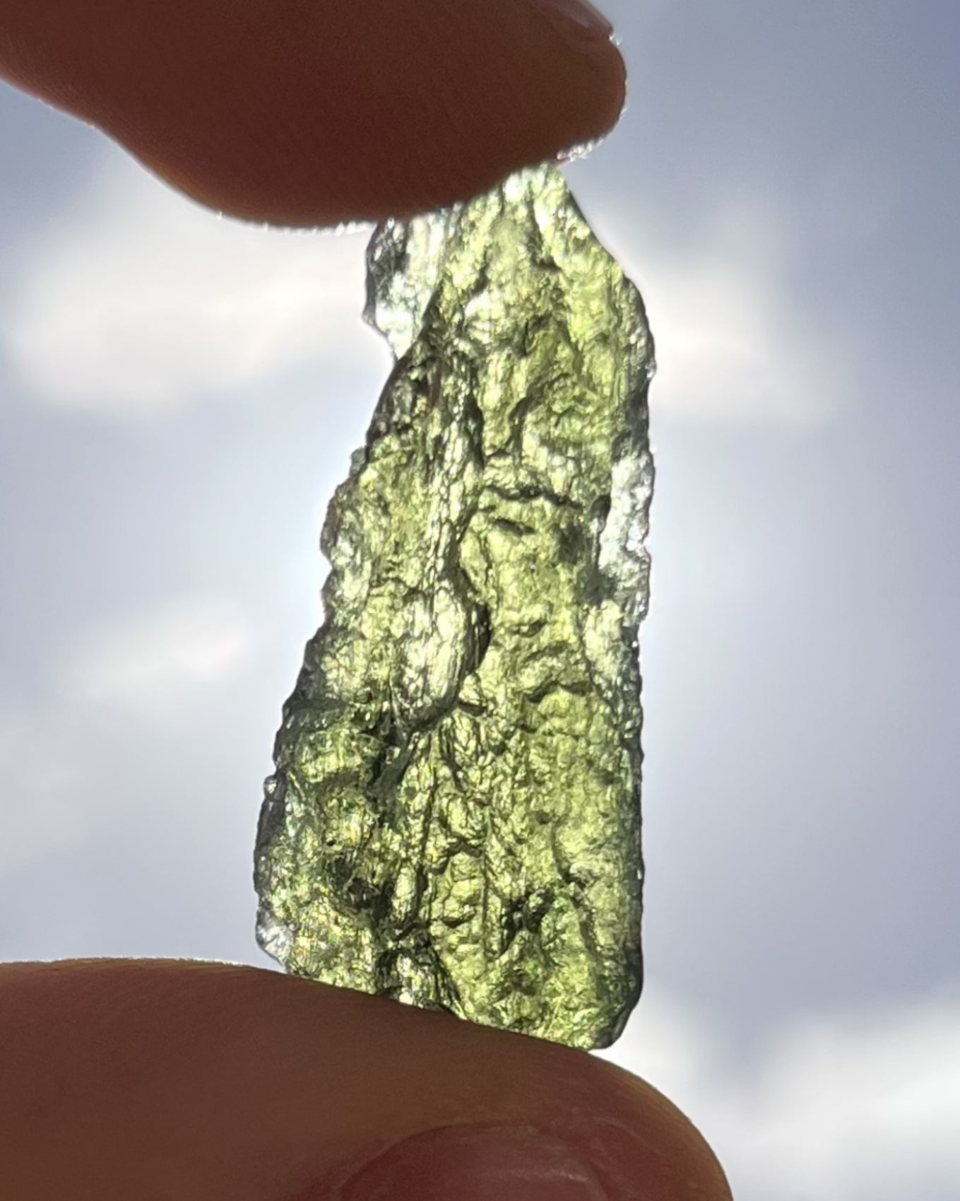 Moldavita en bruto 4,84 g en luz natural para mostrar color real, tono verde auténtico
