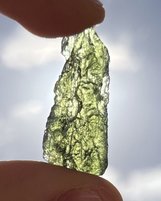 Moldavita en bruto 4,84 g en luz natural para mostrar color real, tono verde auténtico