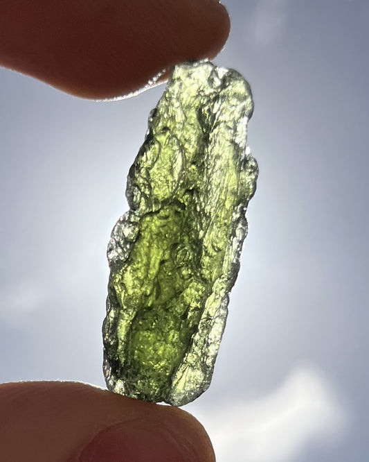 Moldavita en bruto 4,97 g en luz natural para mostrar color real, tono verde auténtico