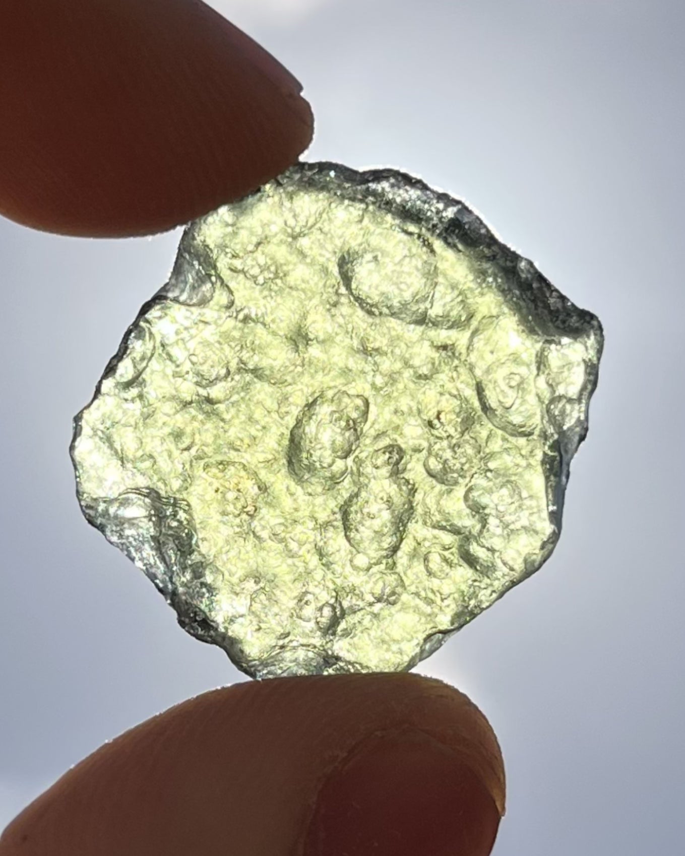 Moldavita en bruto 5,00 g en luz natural para mostrar color real, tono verde auténtico