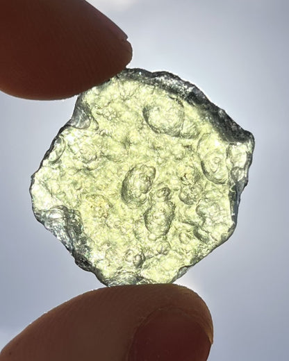 Moldavita en bruto 5,00 g en luz natural para mostrar color real, tono verde auténtico