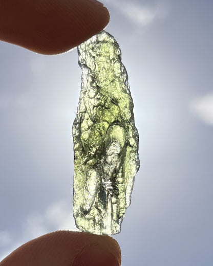 Moldavita en bruto 5,07 g en luz natural para mostrar color real, tono verde auténtico