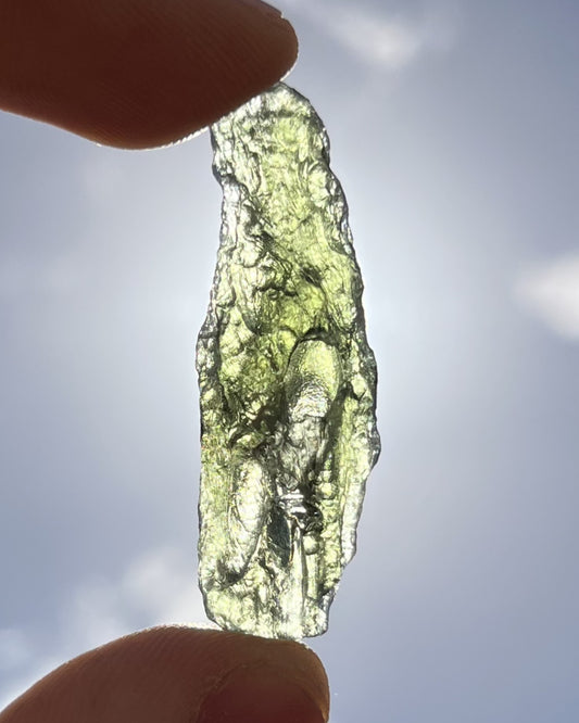 Moldavita en bruto 5,07 g en luz natural para mostrar color real, tono verde auténtico