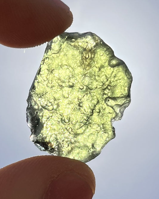 Moldavita en bruto 5,64 g en luz natural para mostrar color real, tono verde auténtico