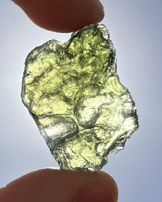 Moldavita en bruto 6,54 g en luz natural para mostrar color real, tono verde auténtico