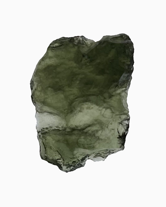 Moldavita en bruto 6,54 g, vista frontal en macro, textura natural, pieza única auténtica