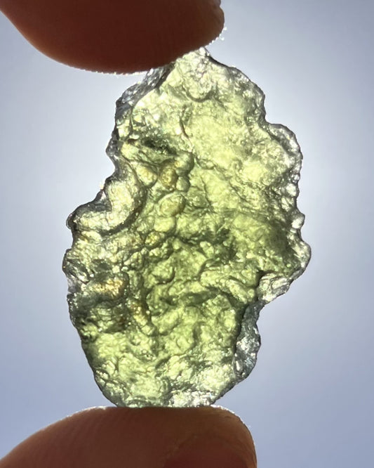 Moldavita en bruto 6,62 g en luz natural para mostrar color real, tono verde auténtico