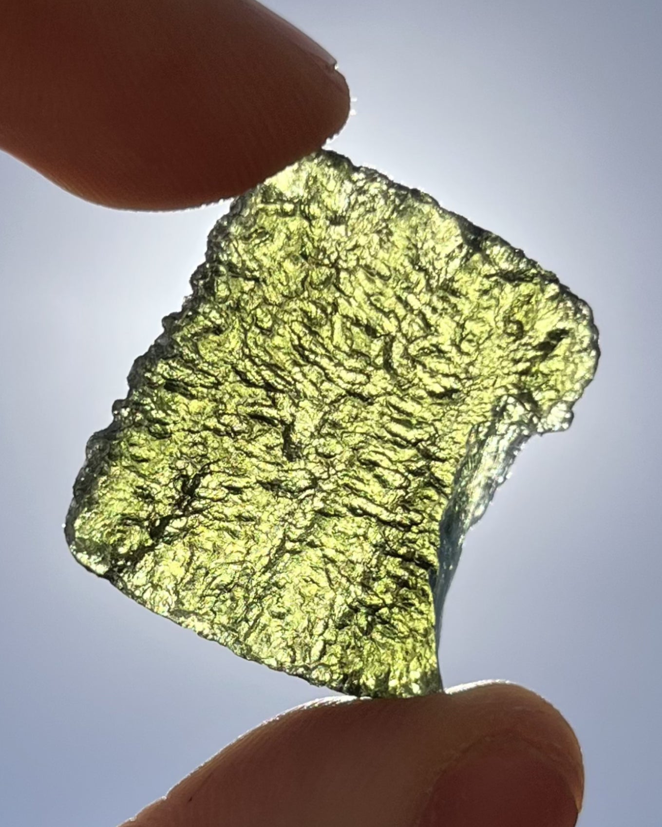 Moldavita en bruto 6,97 g en luz natural para mostrar color real, tono verde auténtico