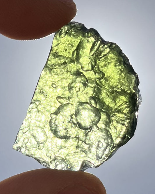 Moldavita en bruto 7,26 g en luz natural para mostrar color real, tono verde auténtico