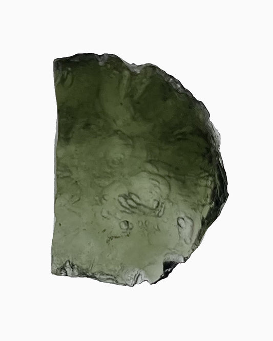 Moldavita en bruto 7,26 g, vista frontal en macro, textura natural, pieza única auténtica