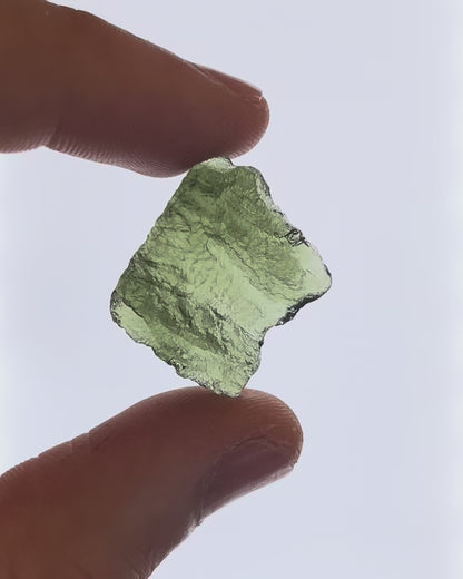 Vídeo macro 3D de moldavita en bruto 4,22 g mostrando textura, volumen y detalles reales