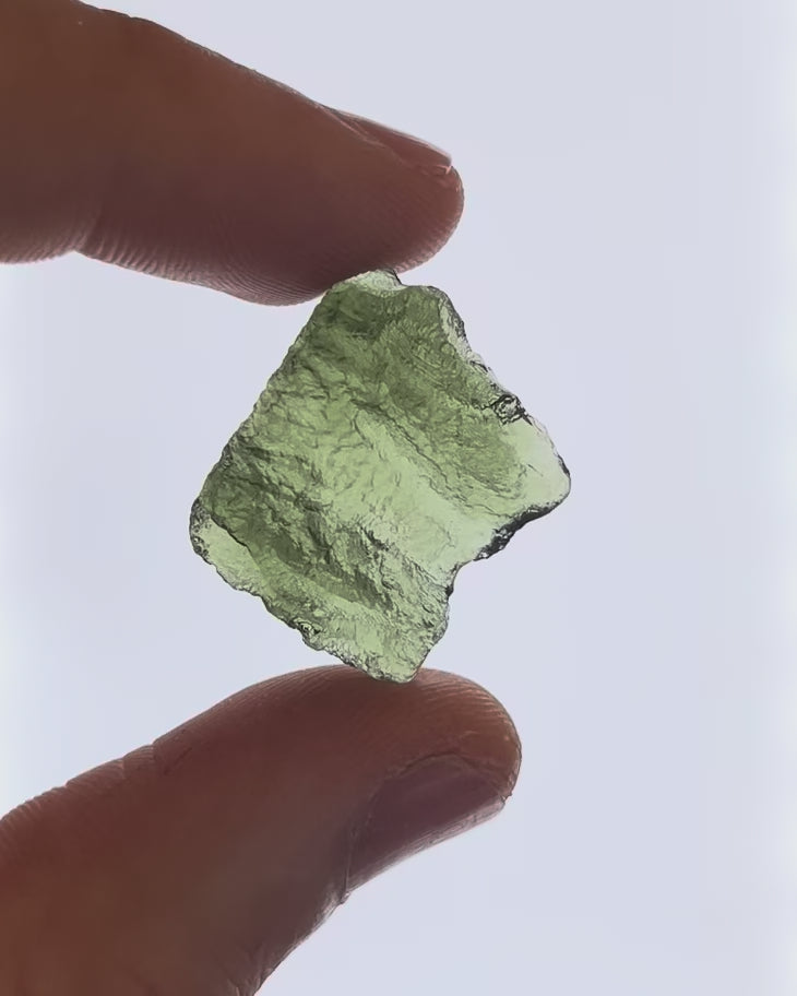 Vídeo macro 3D de moldavita en bruto 4,22 g mostrando textura, volumen y detalles reales