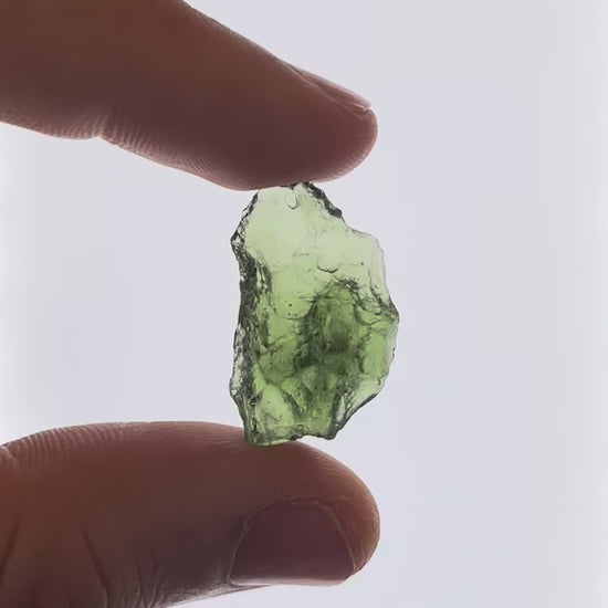 Vídeo macro 3D de moldavita en bruto 3,78 g mostrando textura, volumen y detalles reales