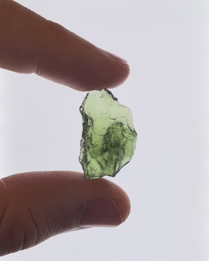 Vídeo macro 3D de moldavita en bruto 3,78 g mostrando textura, volumen y detalles reales