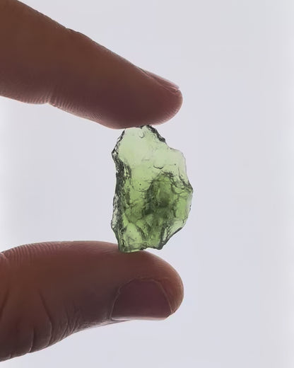 Vídeo macro 3D de moldavita en bruto 3,78 g mostrando textura, volumen y detalles reales