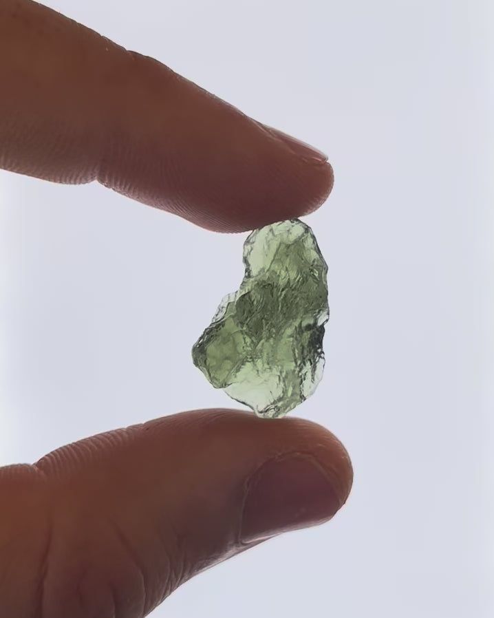 Vídeo macro 3D de moldavita en bruto 2,94 g mostrando textura, volumen y detalles reales