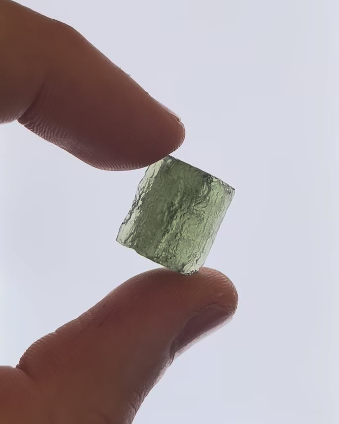 Vídeo macro 3D de moldavita en bruto 3,09 g mostrando textura, volumen y detalles reales