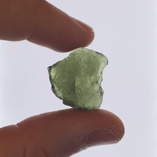 Vídeo macro 3D de moldavita en bruto 4,79 g mostrando textura, volumen y detalles reales