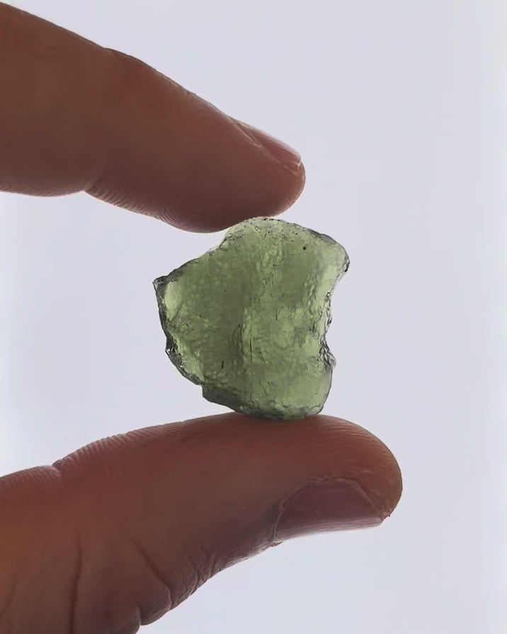 Vídeo macro 3D de moldavita en bruto 4,79 g mostrando textura, volumen y detalles reales