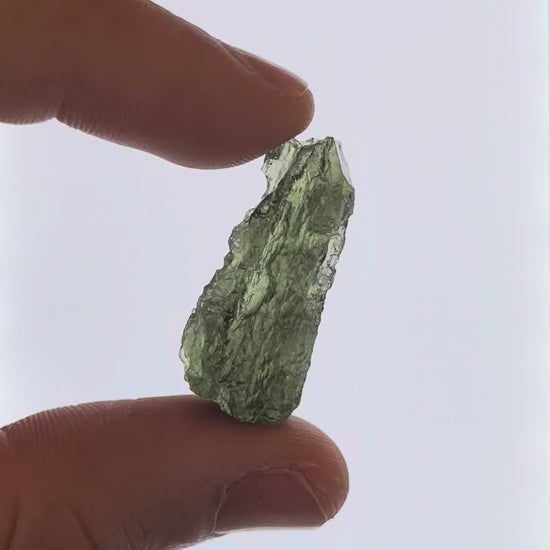 Vídeo macro 3D de moldavita en bruto 4,84 g mostrando textura, volumen y detalles reales