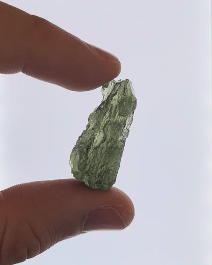 Vídeo macro 3D de moldavita en bruto 4,84 g mostrando textura, volumen y detalles reales