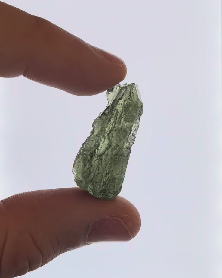 Vídeo macro 3D de moldavita en bruto 4,84 g mostrando textura, volumen y detalles reales