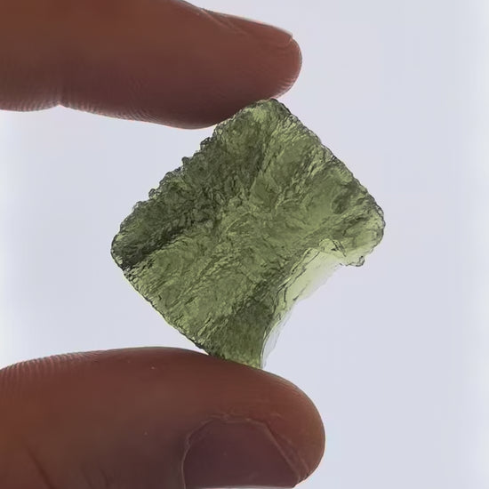 Vídeo macro 3D de moldavita en bruto 6,97 g mostrando textura, volumen y detalles reales