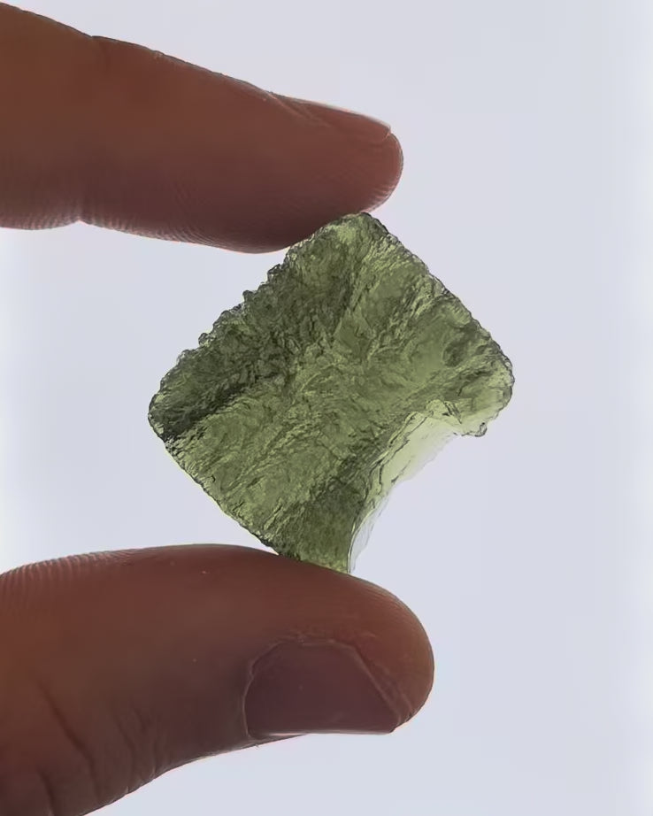 Vídeo macro 3D de moldavita en bruto 6,97 g mostrando textura, volumen y detalles reales