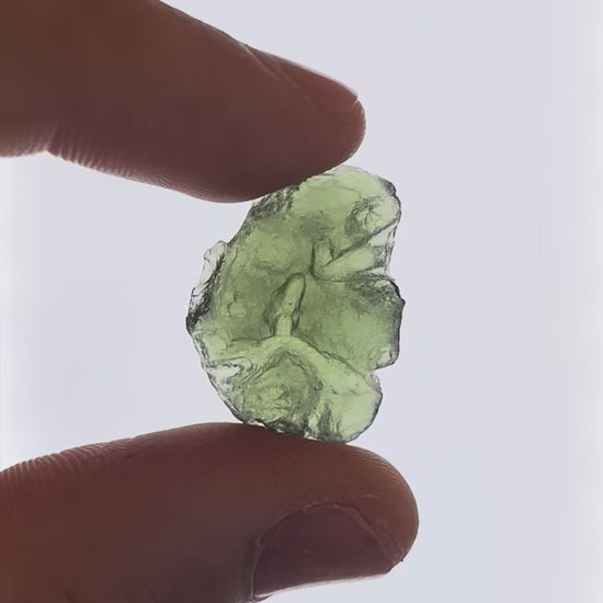 Vídeo macro 3D de moldavita en bruto 4,23 g mostrando textura, volumen y detalles reales
