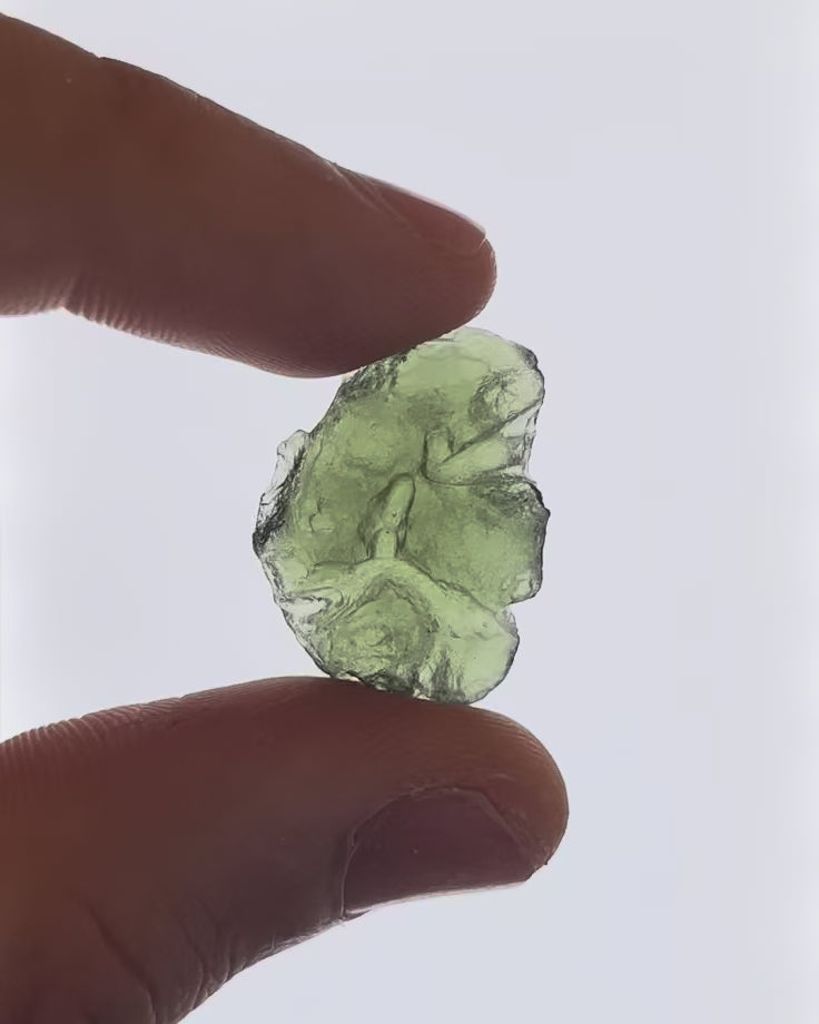 Vídeo macro 3D de moldavita en bruto 4,23 g mostrando textura, volumen y detalles reales