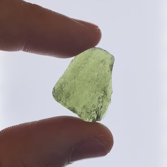 Vídeo macro 3D de moldavita en bruto 3,83 g mostrando textura, volumen y detalles reales