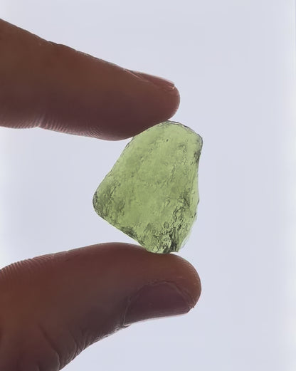 Vídeo macro 3D de moldavita en bruto 3,83 g mostrando textura, volumen y detalles reales