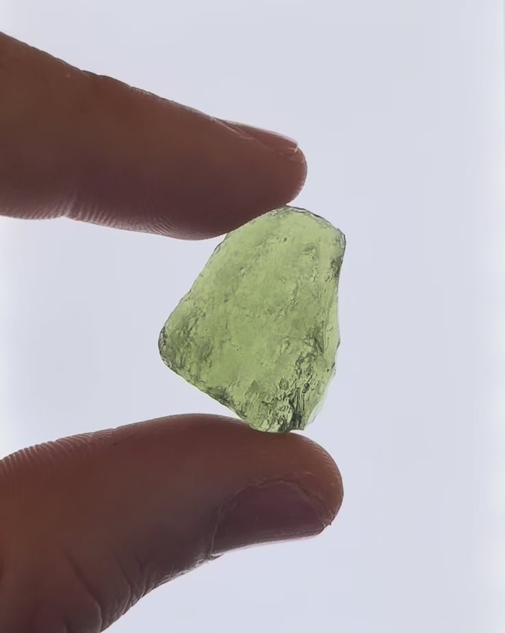 Vídeo macro 3D de moldavita en bruto 3,83 g mostrando textura, volumen y detalles reales